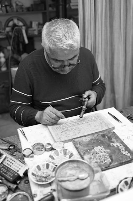 Artisan concentré travaillant au chalumeau dans un atelier de la Côte amalfitaine
