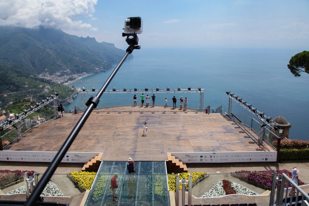 GoPro auf Stativ im Vordergrund, Aussichtsterrasse der Côte amalfitaine