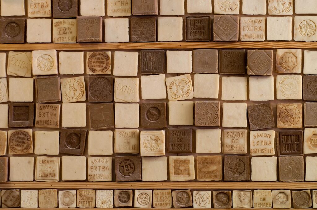 Rayon de savons carrés estampillés, tons crème et bruns