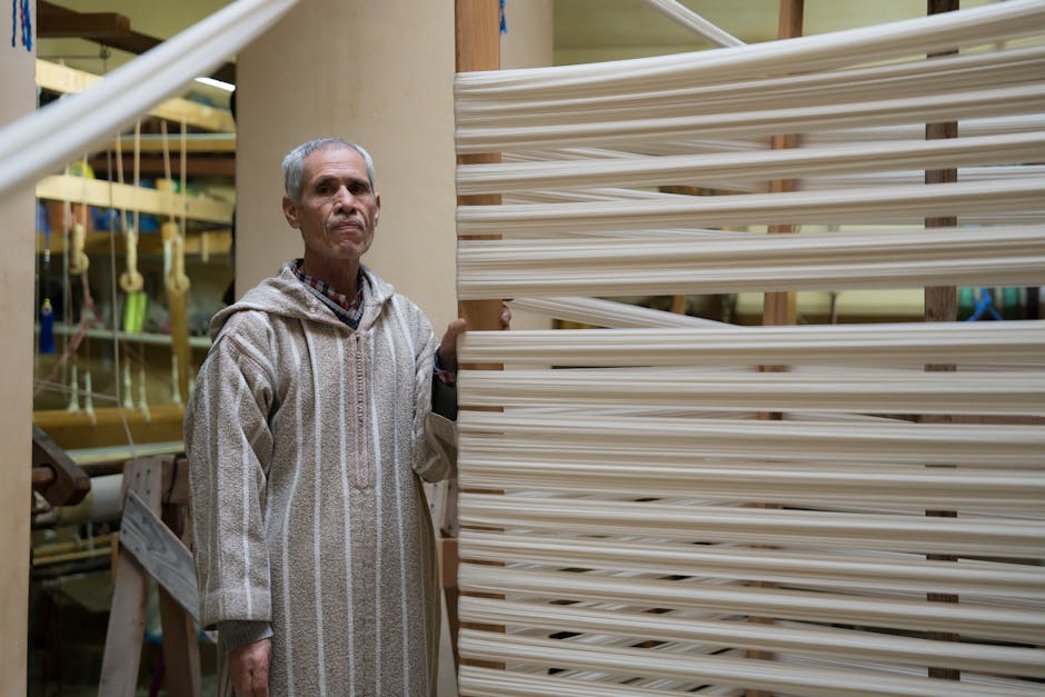 Artisan tenant des fils de chaîne prêts au tissage sur la Côte amalfitaine