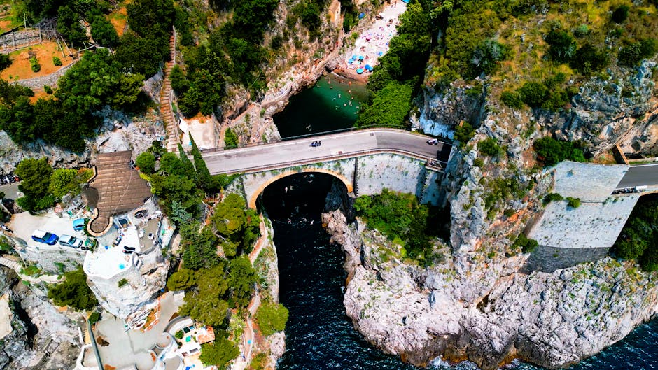 Vista aerea del ponte di Furore e calette della Costiera Amalfitana