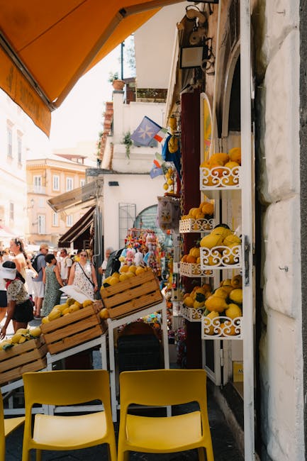 Lebhafter Marktstand mit Zitronen und Passanten in einer Gasse der Côte amalfitaine
