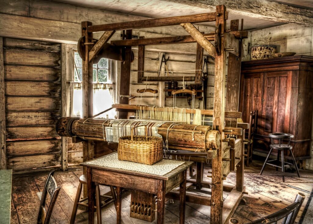 Grand métier à tisser en bois dans un atelier de la Côte amalfitaine