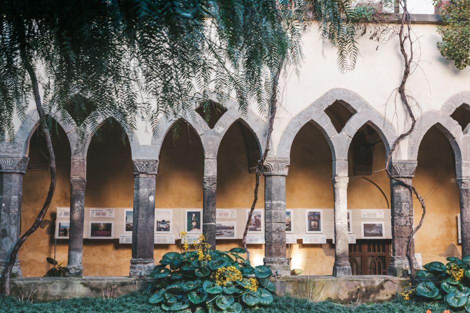 Krużganek z kamiennymi łukami i ogrodem przy katedrze Amalfi