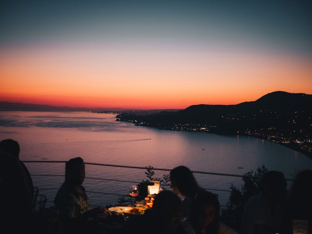 Terrazza serale a Furore dopo il tramonto