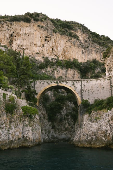 Arco del ponte sul fiordo di Furore, Costiera Amalfitana