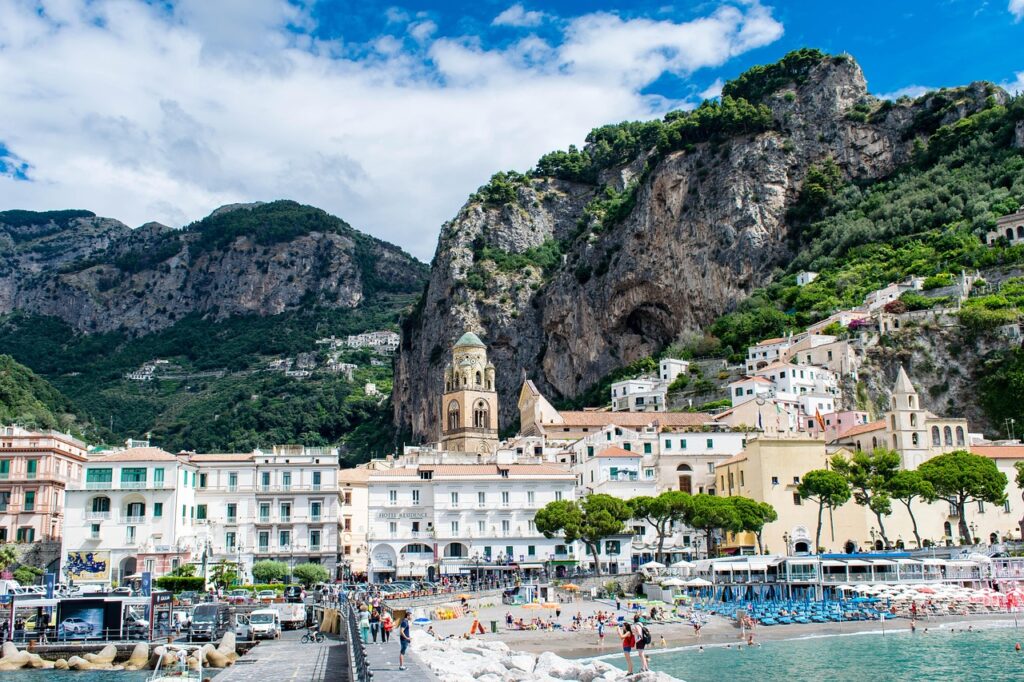 Nadmorski bulwar z dzwonnicą katedry w Amalfi, Côte amalfitaine