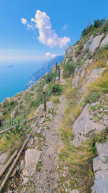 Wąska skalna ścieżka Sentiero degli Dei na Côte amalfitaine