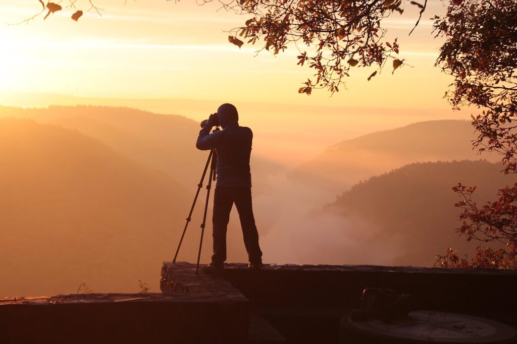 Silhouette di un fotografo al tramonto con cavalletto sulla Costiera Amalfitana