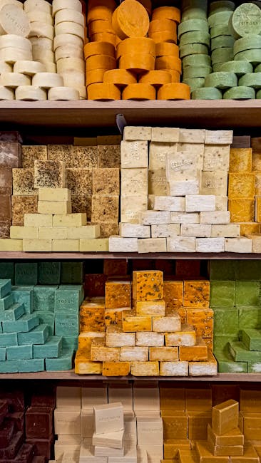 Étagères de savons artisanaux colorés empilés par teinte