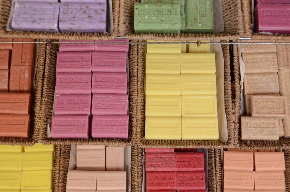 Paniers alignés contenant des savons rectangulaires colorés parfumés