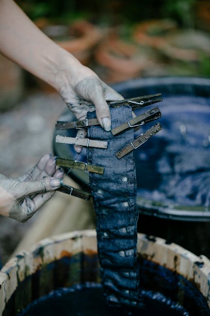 Mains pinçant un tissu indigo avec pinces pour teinture, Côte amalfitaine