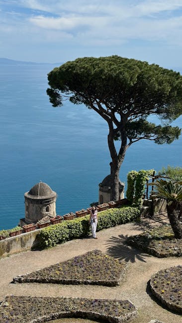 Hohe Pinie am Meer mit Wachtturm und Blick auf Côte amalfitaine