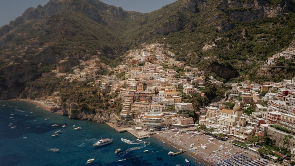 Veduta aerea di Positano con spiaggia e barche sulla Costiera Amalfitana