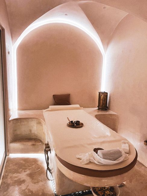 Sala trattamento spa con lettino e volte, atmosfera rilassante sulla Costiera Amalfitana
