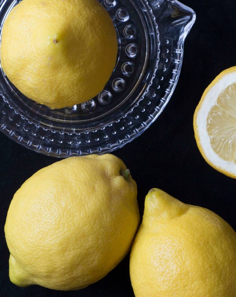 Limoni gialli e spremiagrumi, tipici della Costiera Amalfitana