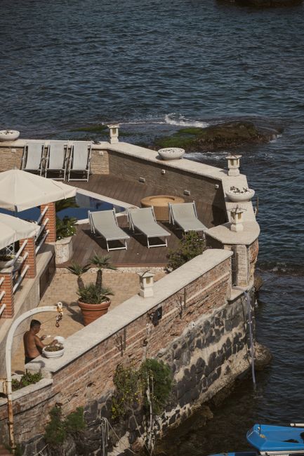Terrazza attrezzata con lettini affacciata sul mare della Costiera Amalfitana