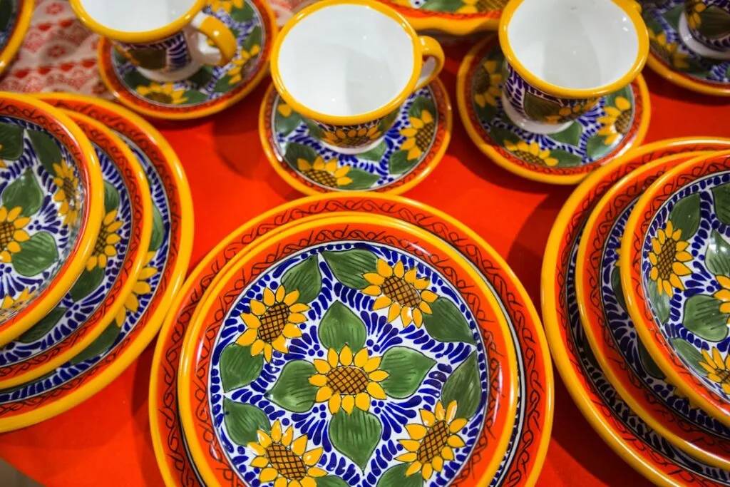 Assortiment d'assiettes en céramique aux motifs de tournesols, Palermo