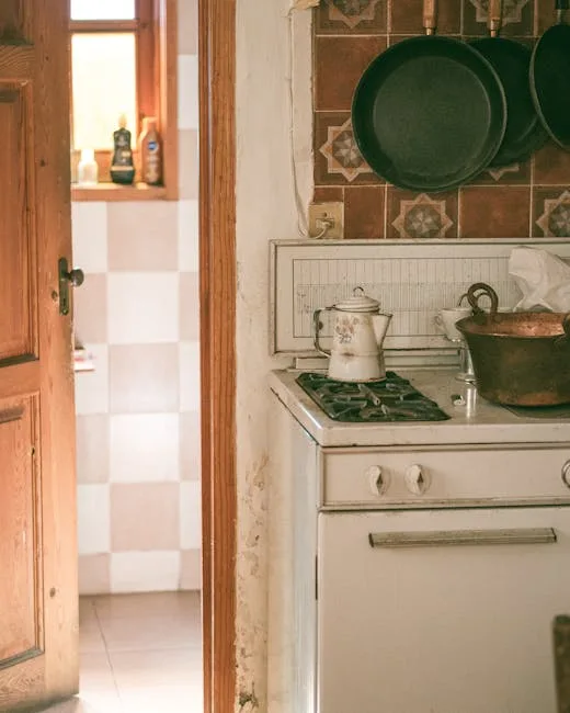 Ancienne gazinière blanche, casserole en cuivre et poêles suspendues dans une cuisine sicilienne à Palermo