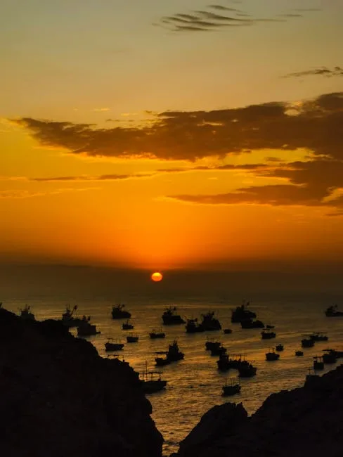 Soleil couchant sur la mer avec nombreux bateaux au large de Palermo