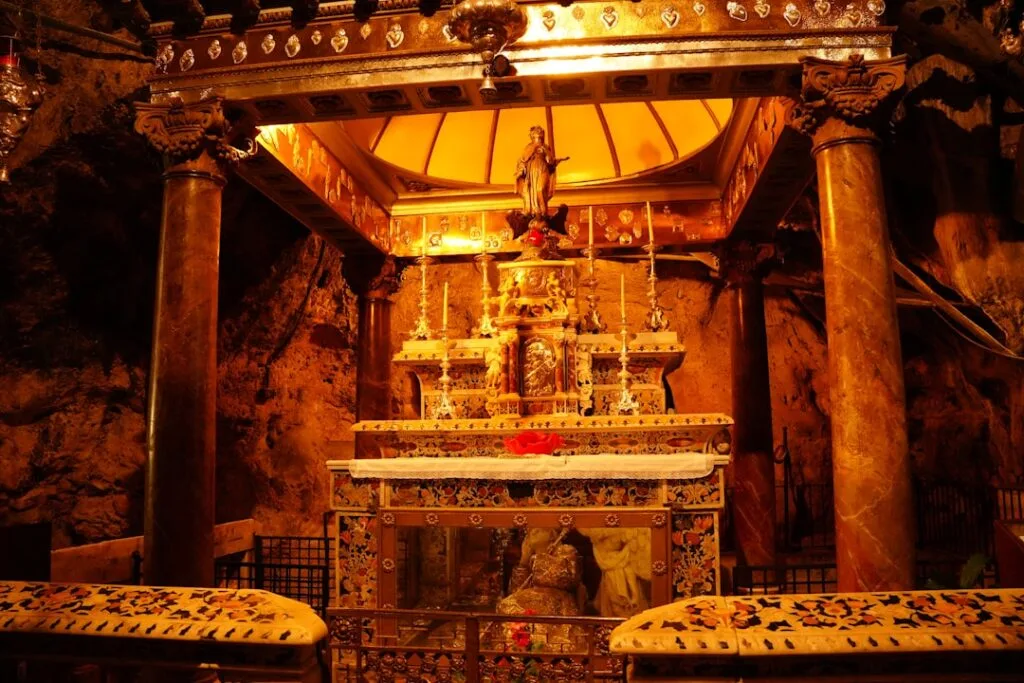 Autel doré décoré sous voûte rocheuse dans une église de Palermo