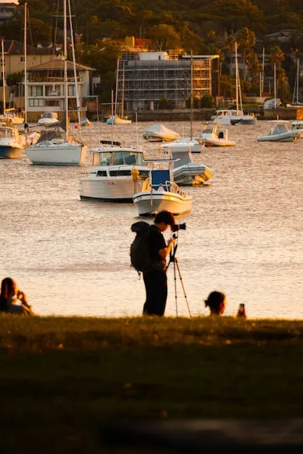 Photographe silhouetté au port de Palermo, cadrant les bateaux au couchant