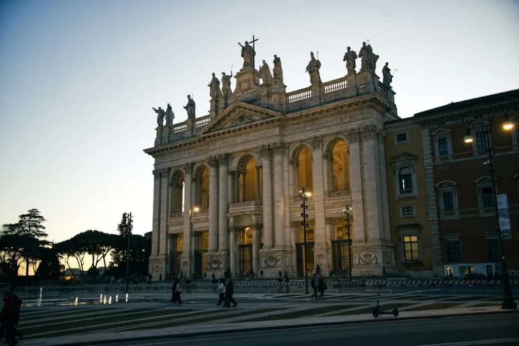 Façade monumentale d'une basilique classique éclairée au crépuscule
