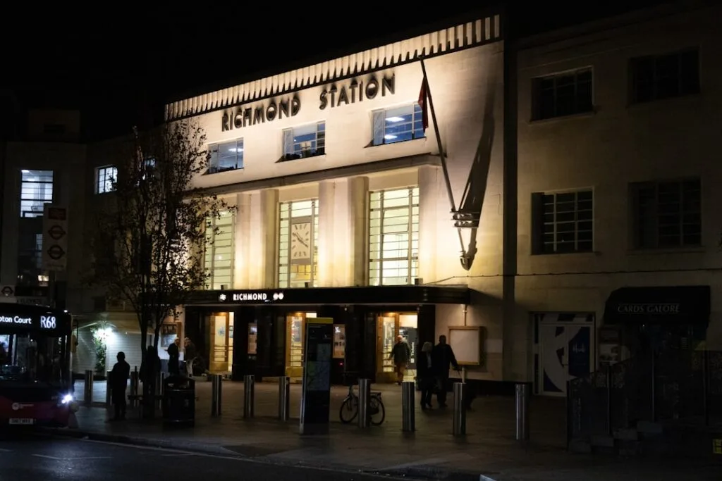 Façade éclairée de la station Richmond la nuit, entrée avec enseigne