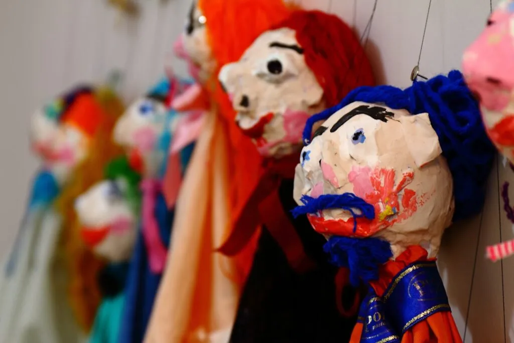 Têtes de marionnettes en papier mâché suspendues, couleurs vives