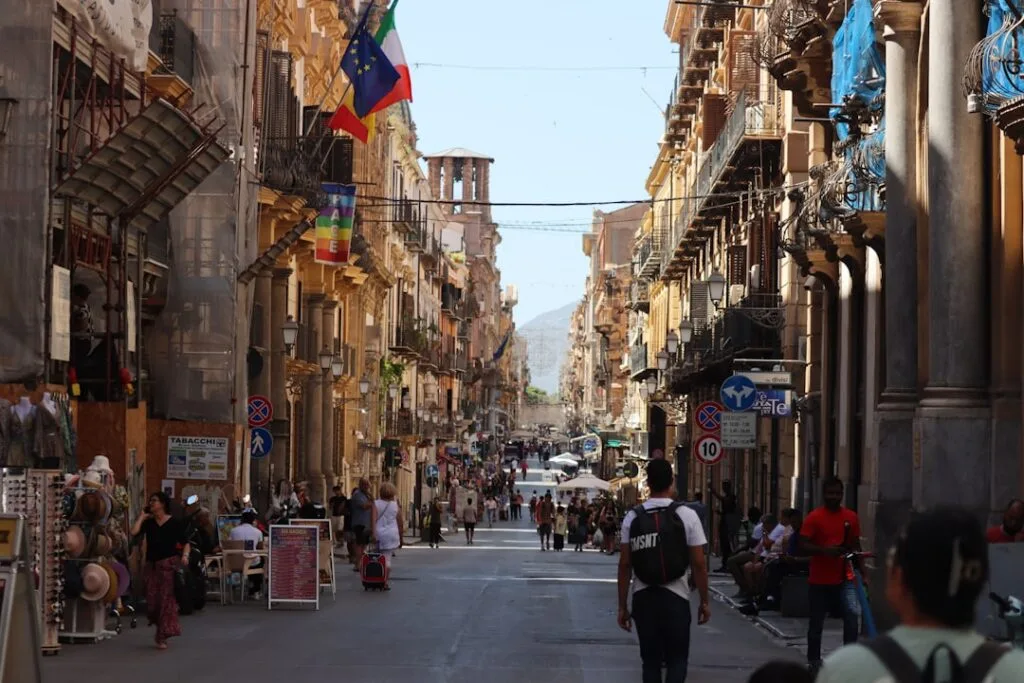 Avenue animée de Palermo bordée d'immeubles historiques et passants