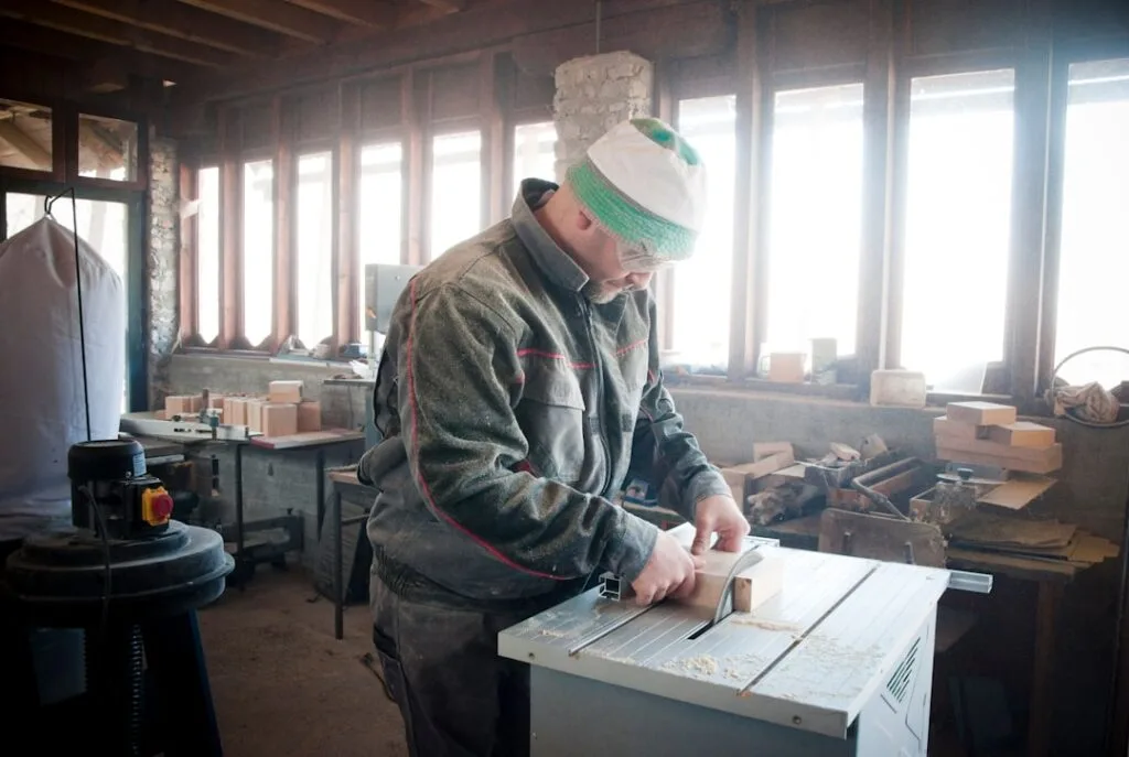 Artisan travaillant le bois sur une scie dans un atelier de Palermo