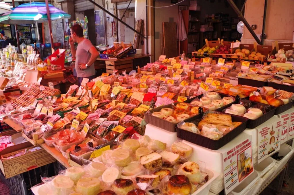Étal de fromages et produits locaux animé dans un marché de Palermo