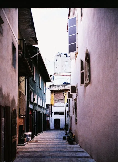 Ruelle étroite de Palermo bordée de façades aux volets ouverts