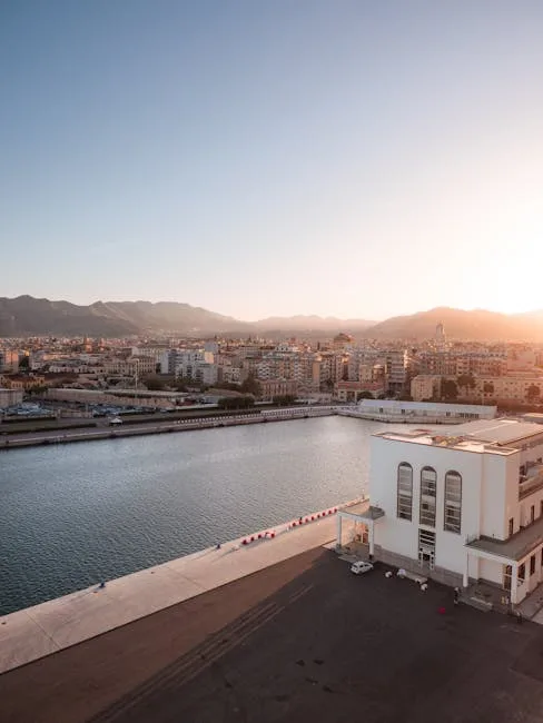 Bassins du port de Palermo au coucher, bâtiment blanc sur le quai