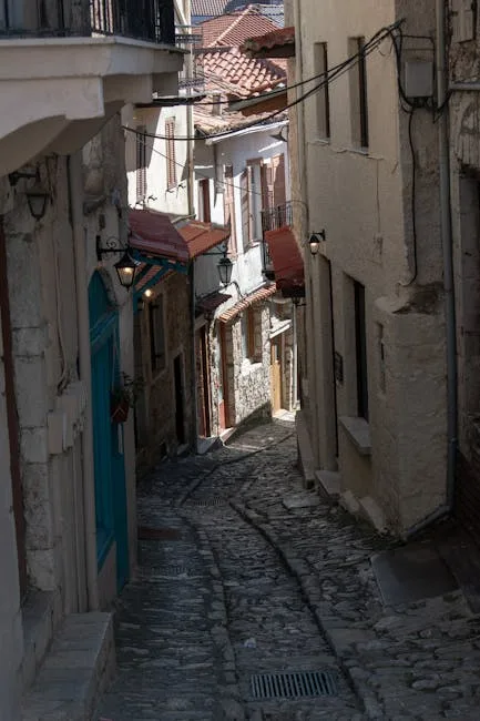 Ruelle pavée en pente dans le centre historique de Palermo avec lanternes