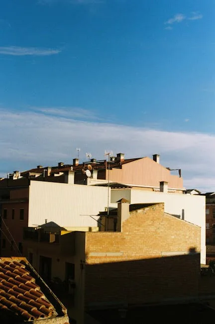 Toits d'immeubles et antennes sous un ciel bleu, quartier de Palermo