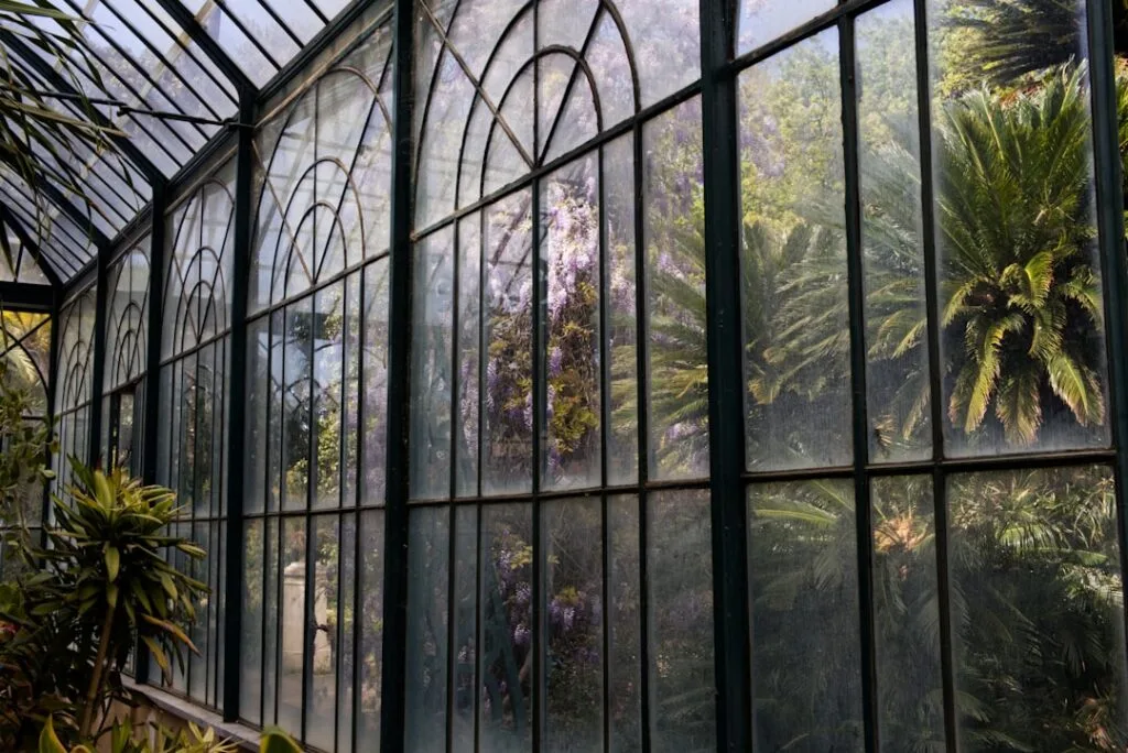 Grande serre en fer et verre abritant des palmiers à Palerme