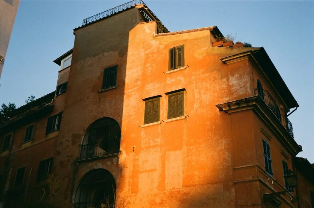 Façade ocre baignée de soleil dans un quartier ancien de Palerme