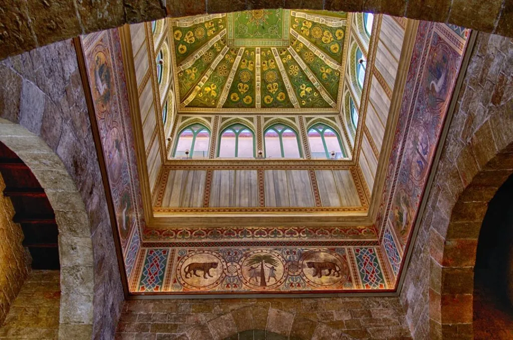 Plafond peint et mosaïques riches de la Cappella Palatina à Palermo.