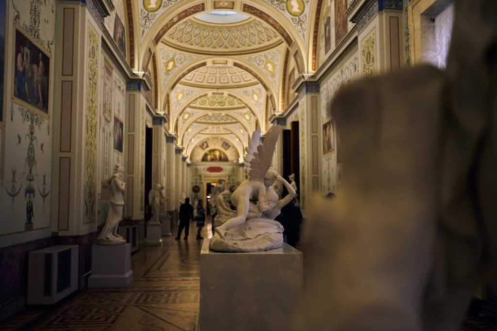 Galerie de musée à Palermo avec sculptures en marbre et plafonds voûtés