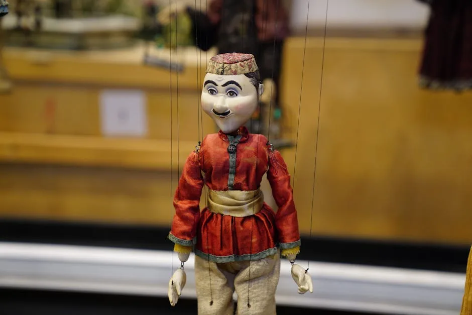 Marionnette sicilienne suspendue en costume rouge dans un atelier de Palerme