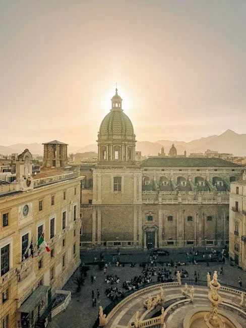 Dôme historique baigné de soleil au-dessus d'une place animée de Palermo