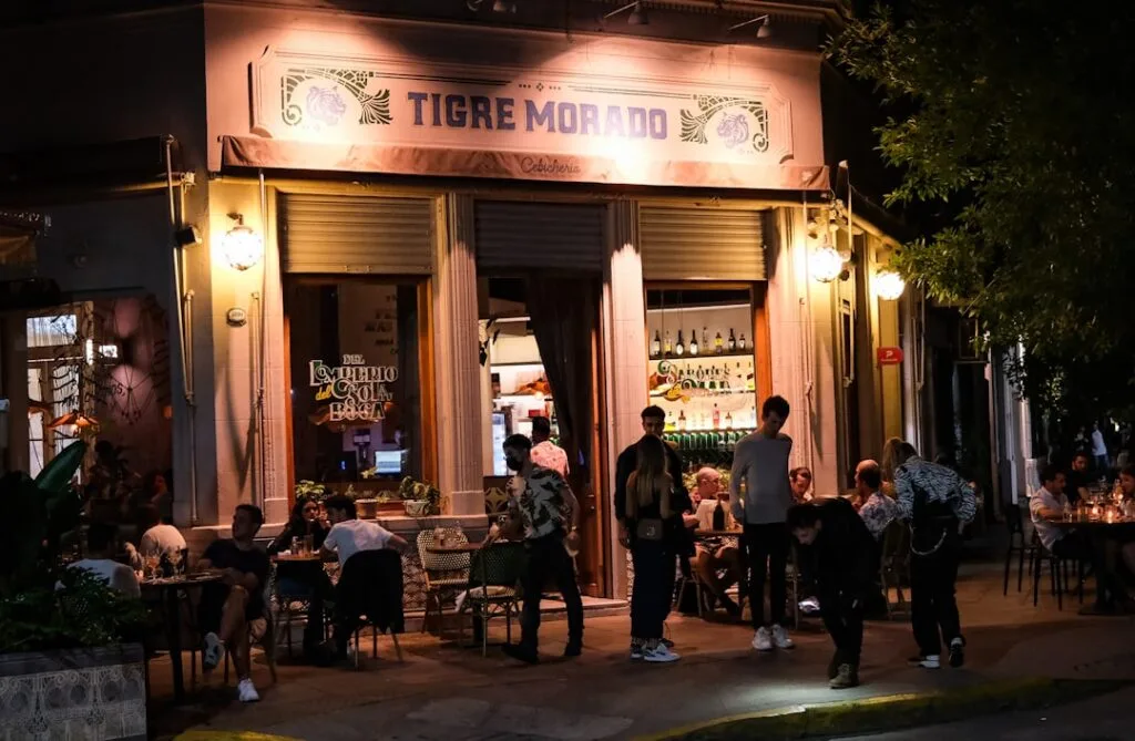 Terrasse animée du Tigre Morado à Palermo, lumières nocturnes chaleureuses