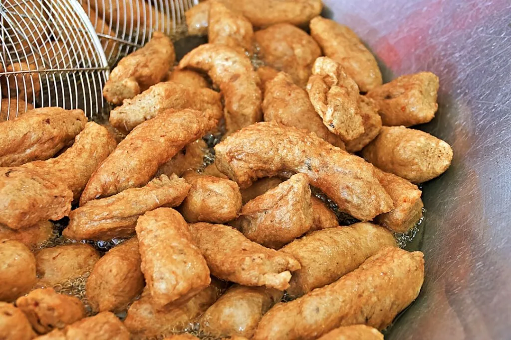 Crocchè dorés en train de frire dans une grande bassine, spécialité de Palermo