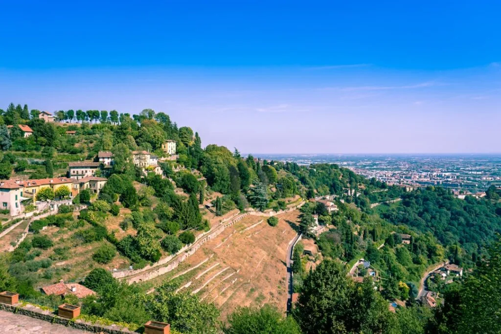 Vue panoramique sur collines en terrasses et campagne au loin