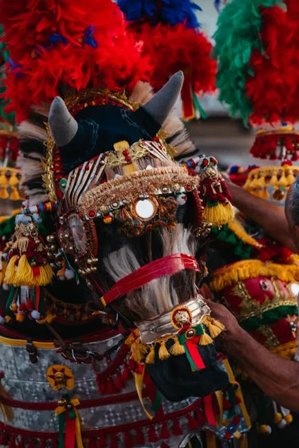 Cheval richement décoré de plumes et pompons lors d'une fête à Palerme
