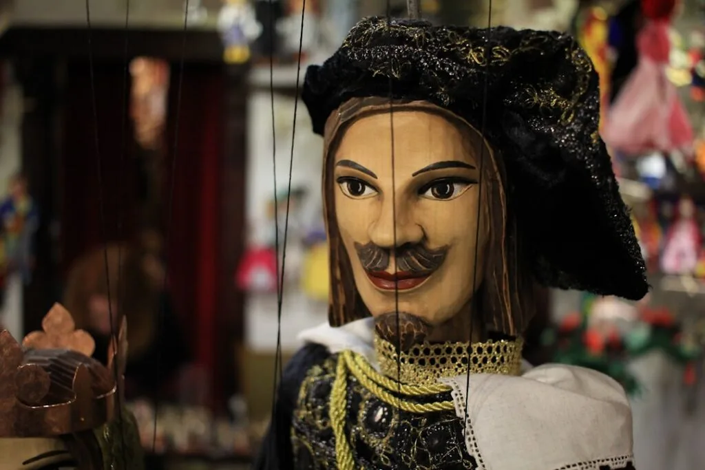 Grande marionnette sicilienne traditionnelle exposée dans une boutique de Palermo