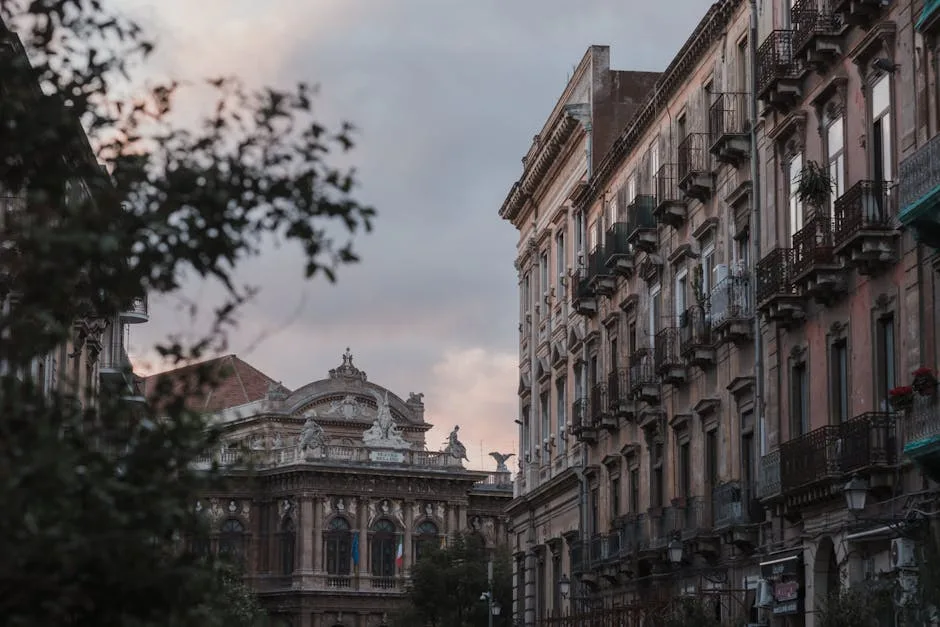 Façades anciennes et le Teatro Massimo au crépuscule dans les rues de Palermo