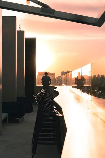 Silhouette au bord d'une terrasse sur toit contemplant le coucher de soleil à Palermo