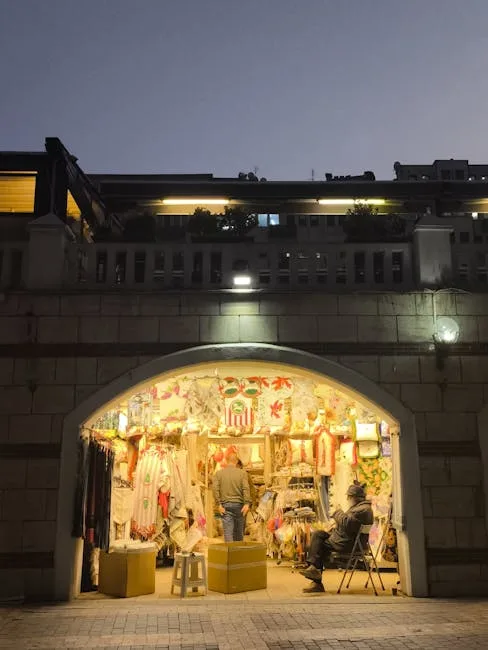 Boutique sous arcade illuminée au crépuscule, souvenirs à Palerme